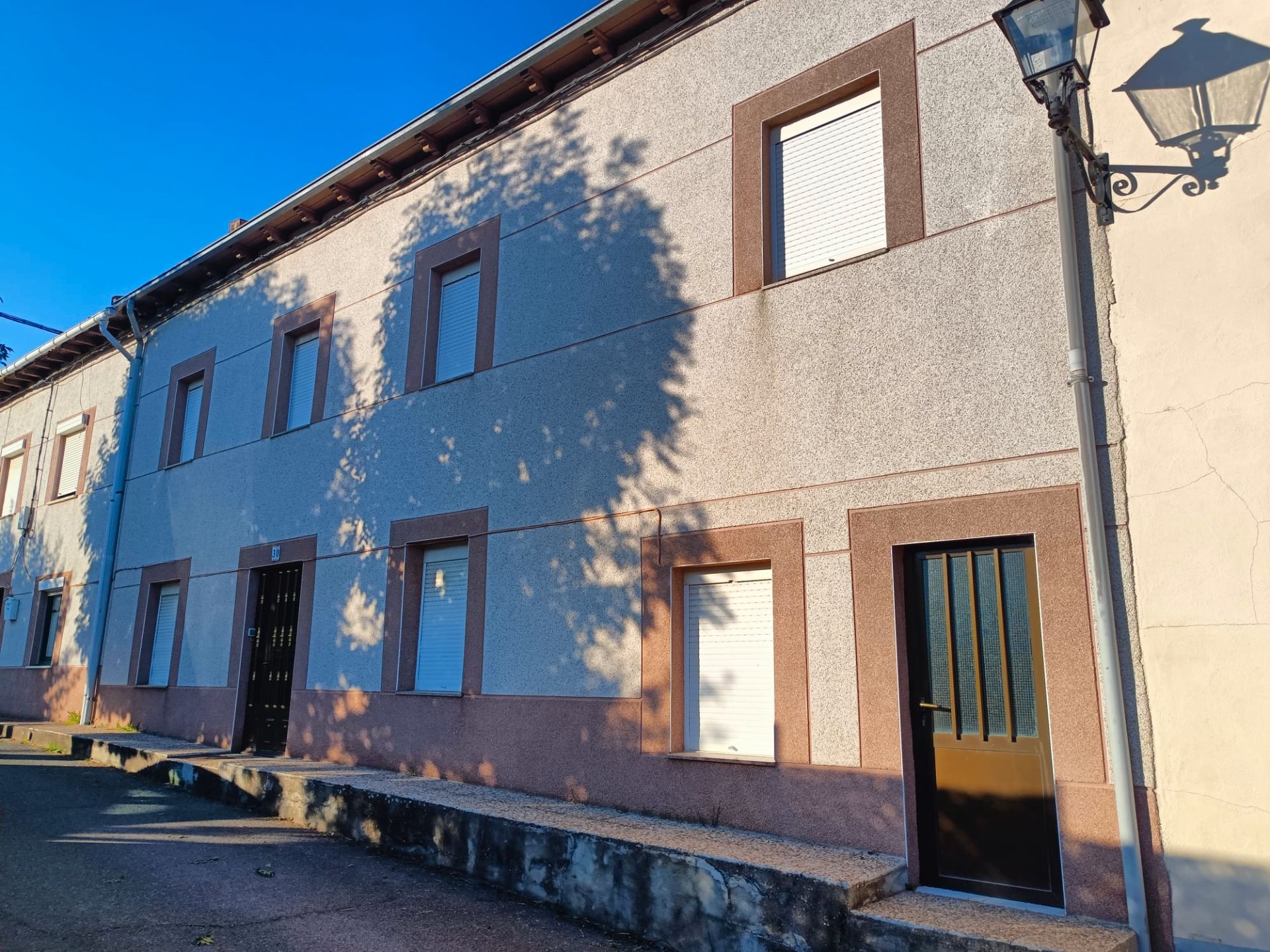 Vista exterior de Casa adosada en venta en Barruelo de Santullán con Calefacción, Jardín privado y Trastero