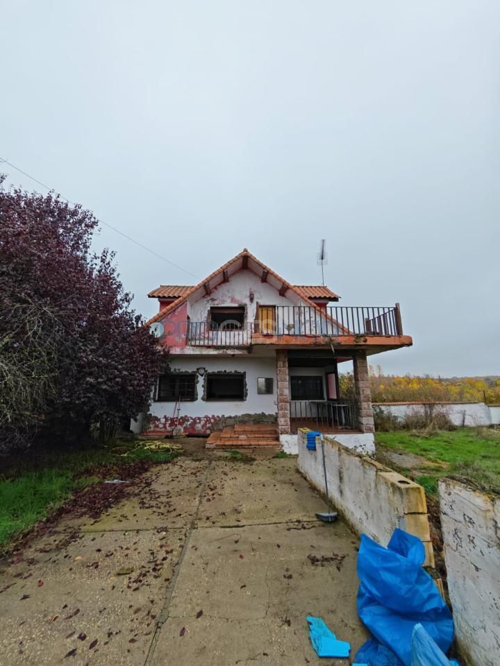 Exterior view of House or chalet for sale in Vegas del Condado  with Heating, Private garden and Storage room