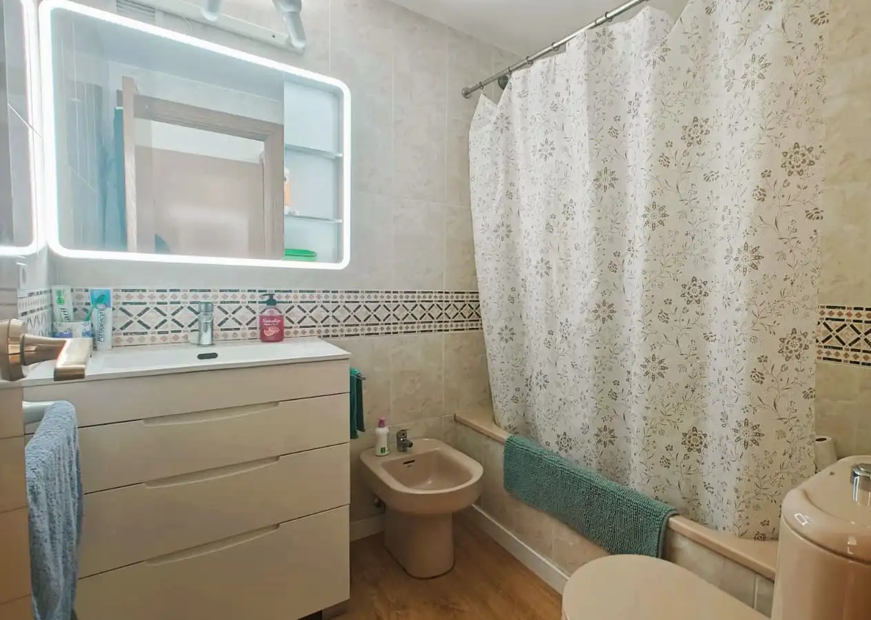 Bathroom of Flat for sale in Valencia  with Air Conditioner, Furnished and Oven