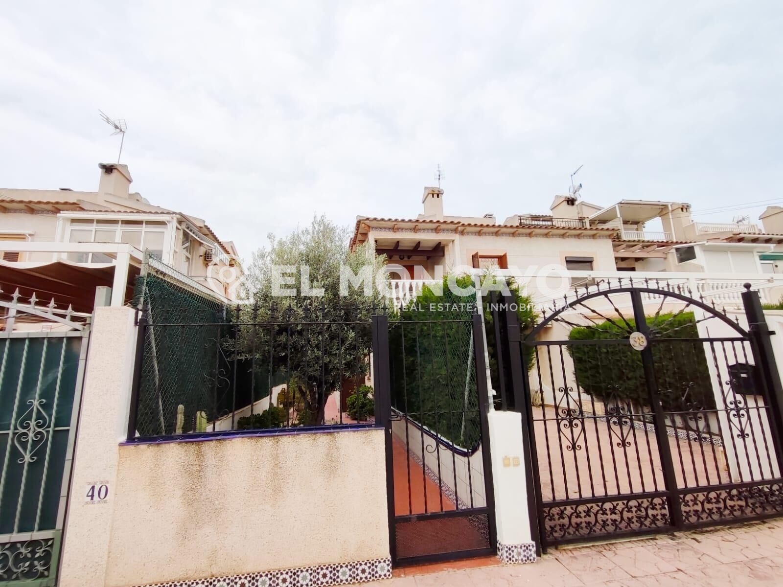 Vista exterior de Casa o xalet en venda en Guardamar del Segura amb Jardí privat, Terrassa i Traster