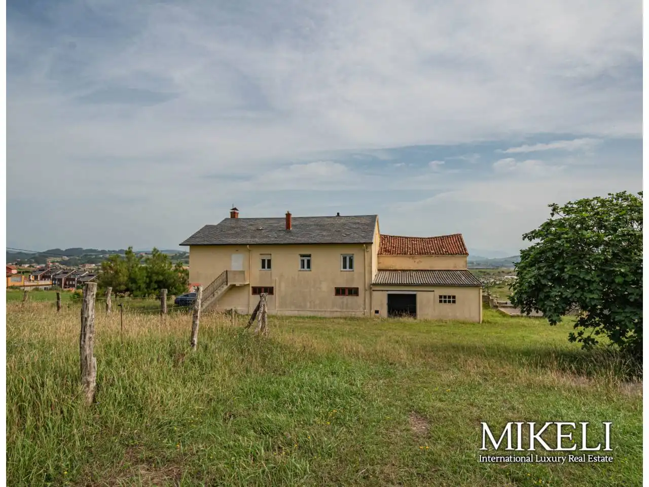Vista exterior de Casa o xalet en venda en Miengo amb Calefacció, Jardí privat i Terrassa