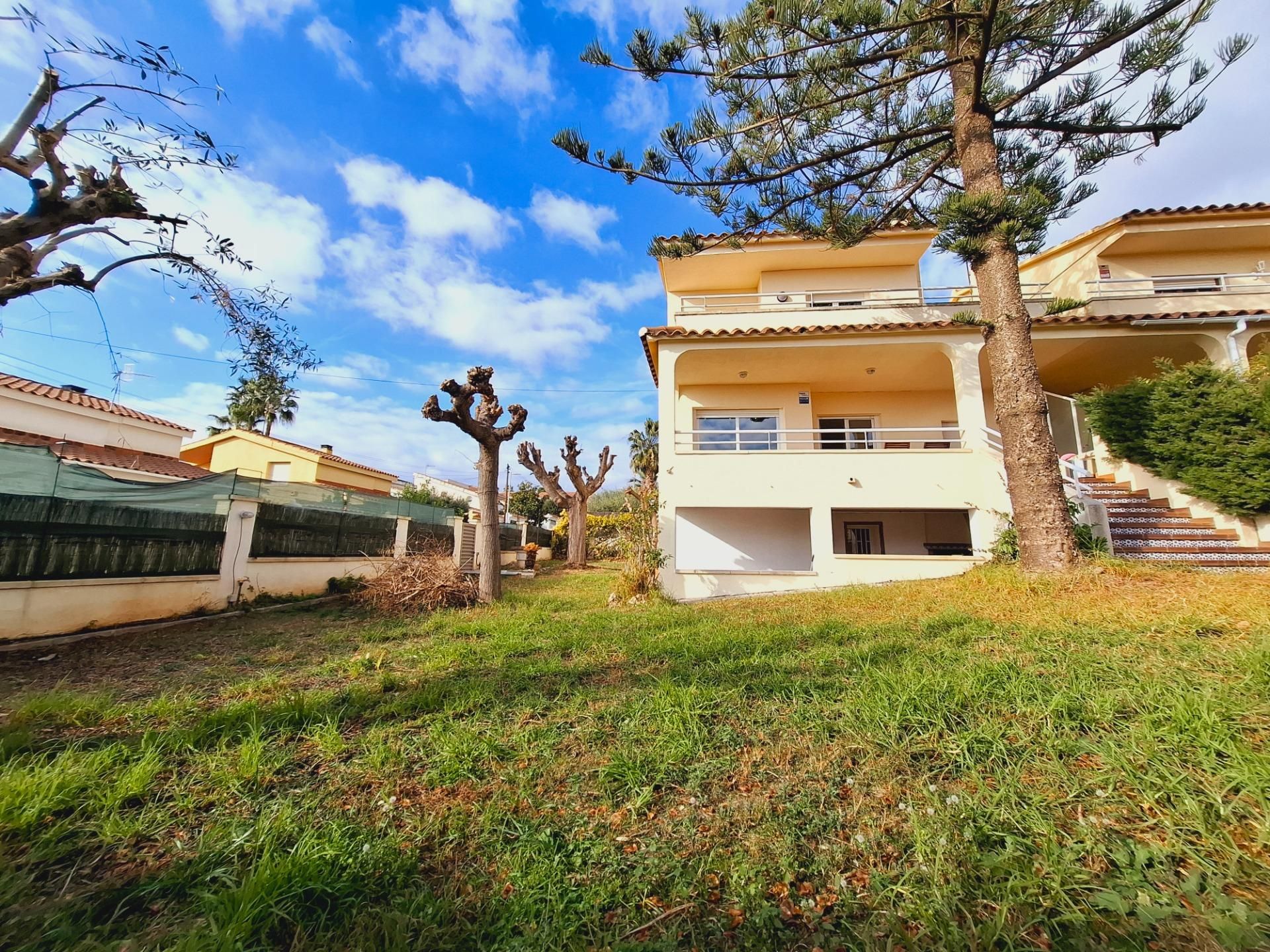 Vista exterior de Casa adosada en venda en Calafell amb Jardí privat, Terrassa i Balcó