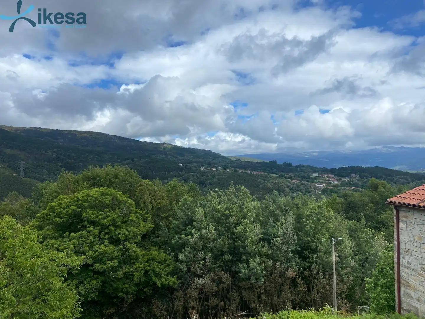 Vista exterior de Casa o xalet en venda en Entrimo amb Jardí privat