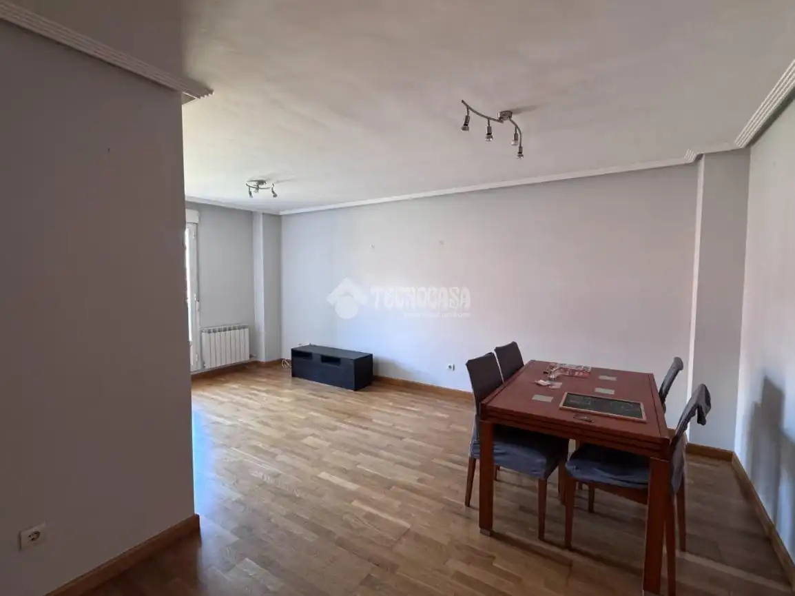 Sala de estar de Piso en venta en León Capital  con Calefacción, Parquet y Terraza