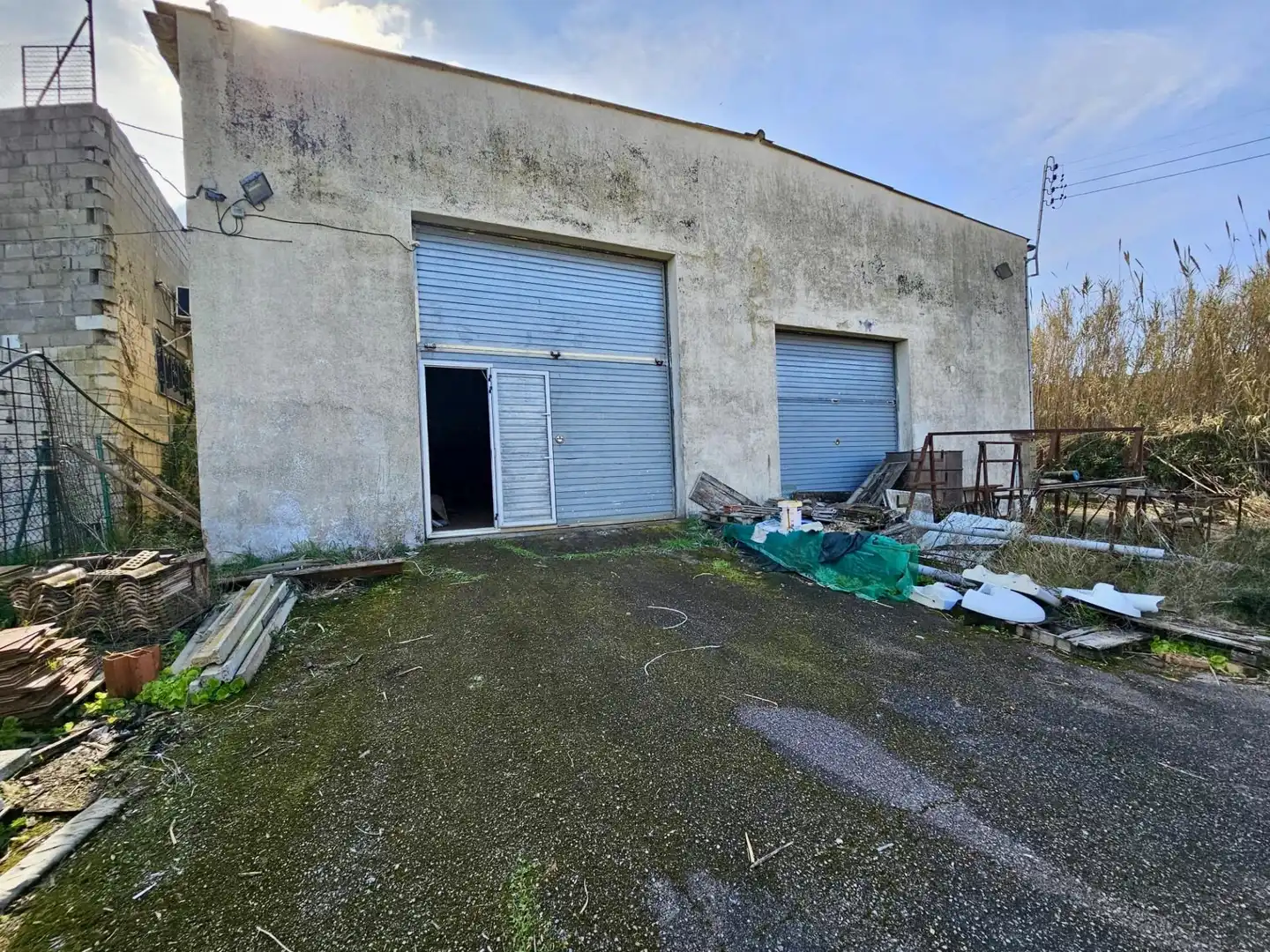 Außenansicht von Fabrikhallen zum Verkauf in Tordera