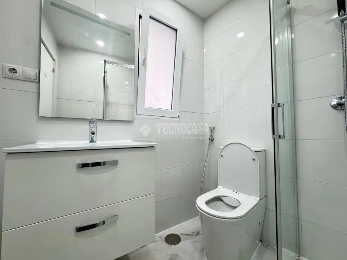 Bathroom of Flat for sale in Madrid  with Air Conditioner and Heating