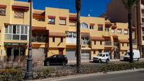 Außenansicht von Wohnung zum verkauf in Roquetas de Mar mit Terrasse und Balkon