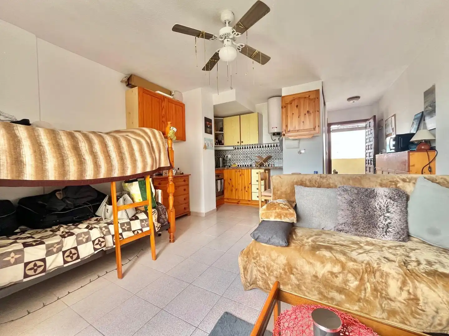 Sala de estar de Estudio en venta en Torrevieja con Balcón y Piscina comunitaria