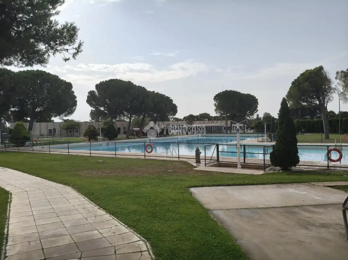 Piscina de Casa adosada en venda en Zaragoza amb Piscina comunitària