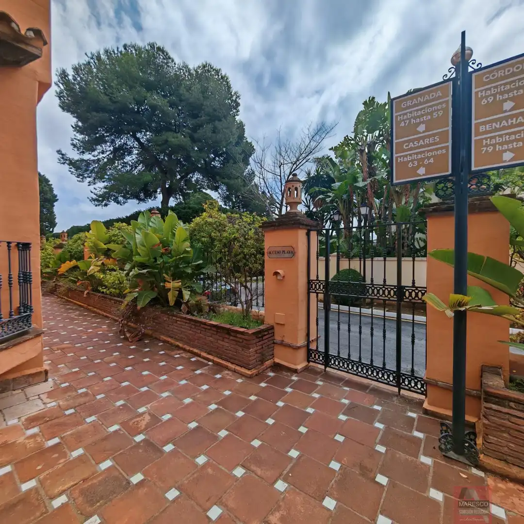 Vista exterior de Àtic en venda en Estepona amb Terrassa, Balcó i Piscina comunitària