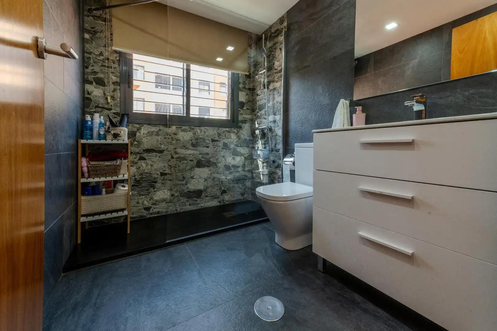 Baño de Planta baja en venta en Sabadell con Aire acondicionado, Calefacción y Jardín privado