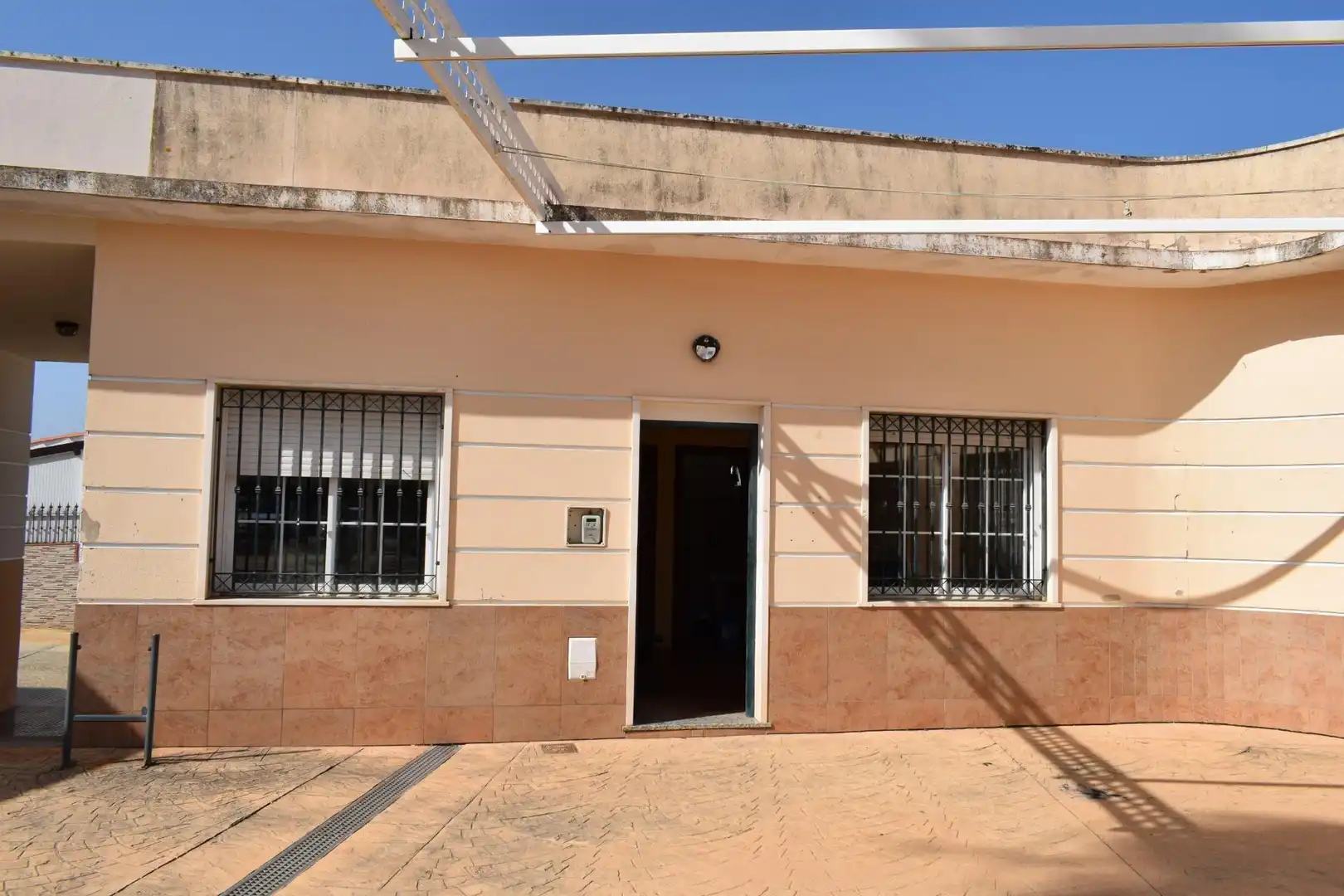 Vista exterior de Local en venta en San Bartolomé de la Torre con Aire acondicionado y Amueblado