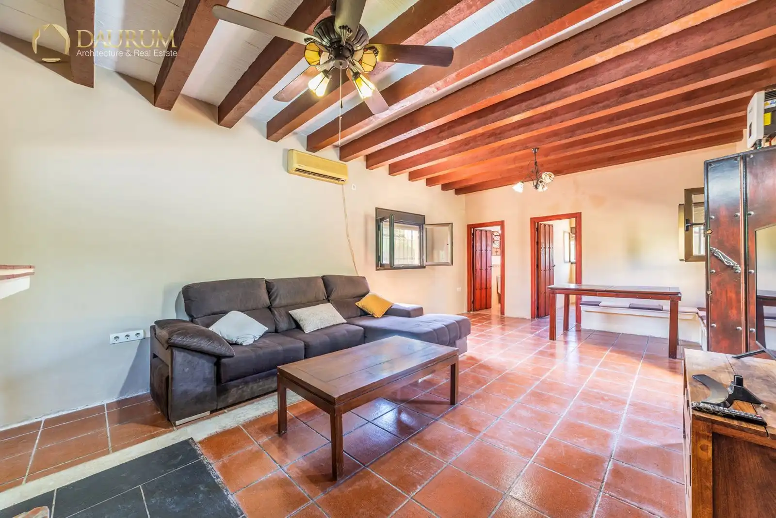 Sala d'estar de Casa o xalet en venda en La Rinconada amb Aire condicionat, Calefacció i Piscina