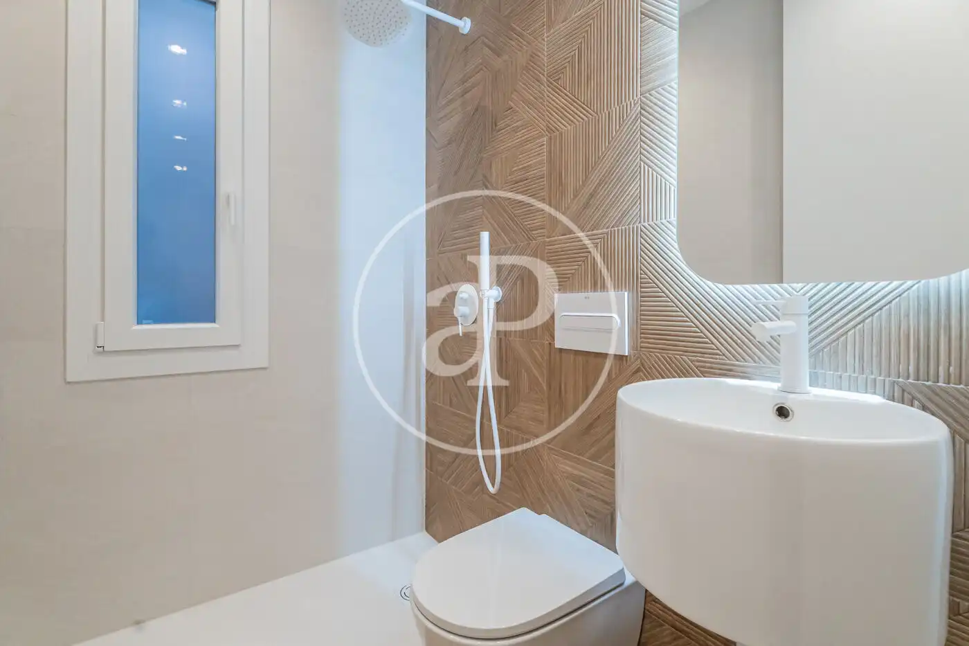 Bathroom of Flat for sale in Madrid  with Air Conditioner, Heating and Terrace