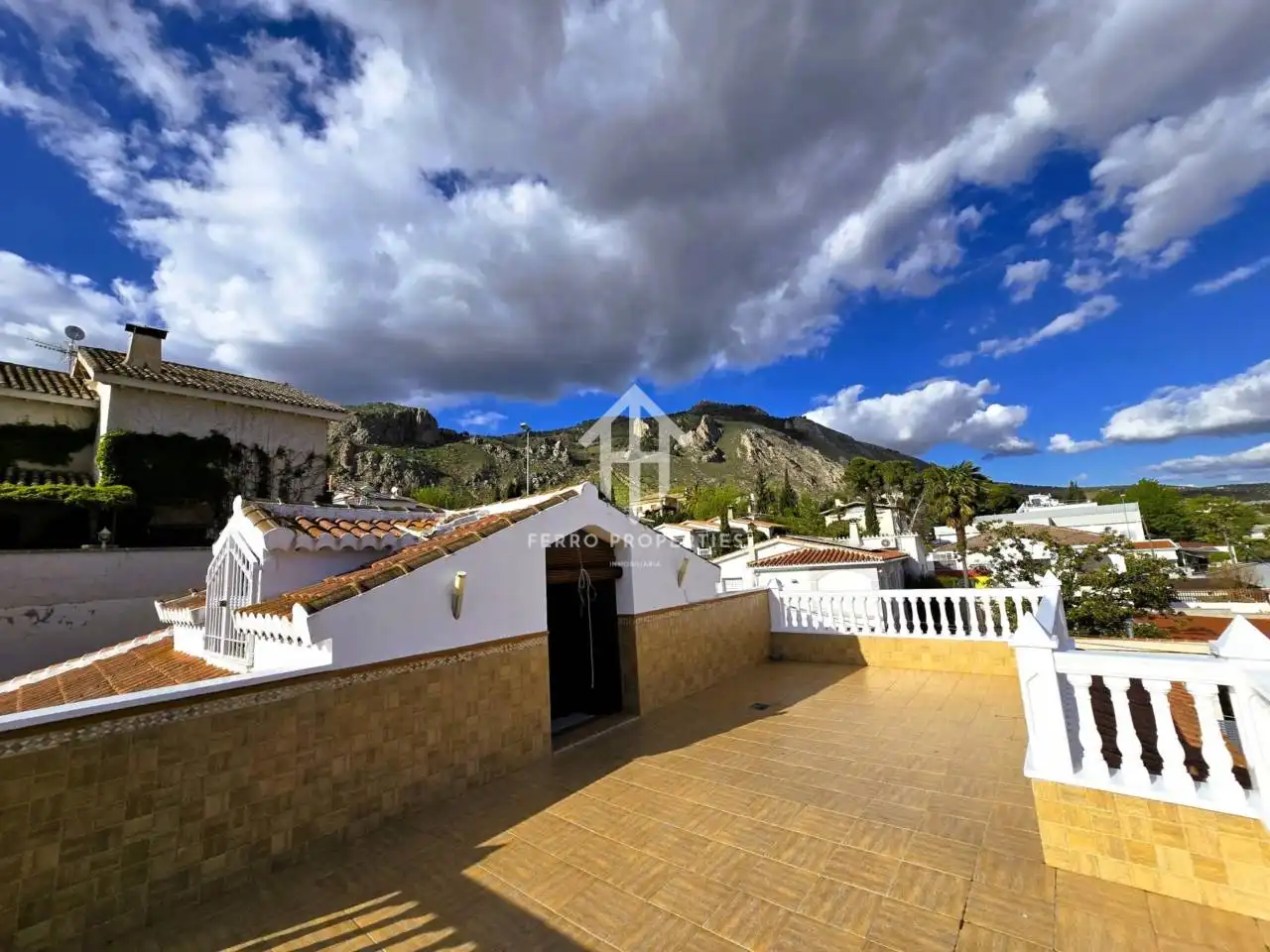 Vista exterior de Casa o xalet en venda en Loja amb Jardí privat, Terrassa i Piscina