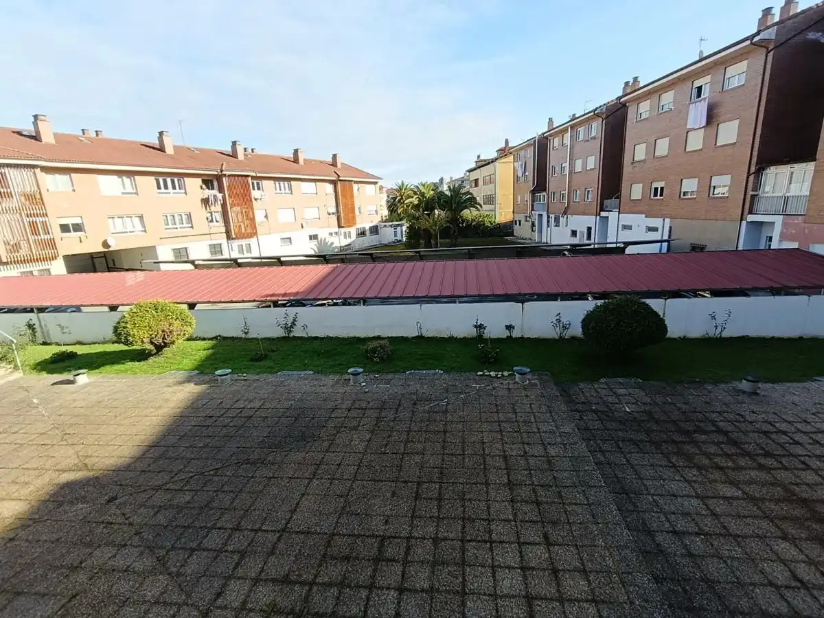 Außenansicht von Wohnung zum Verkauf in Llanes mit Heizung, Terrasse und Abstellraum