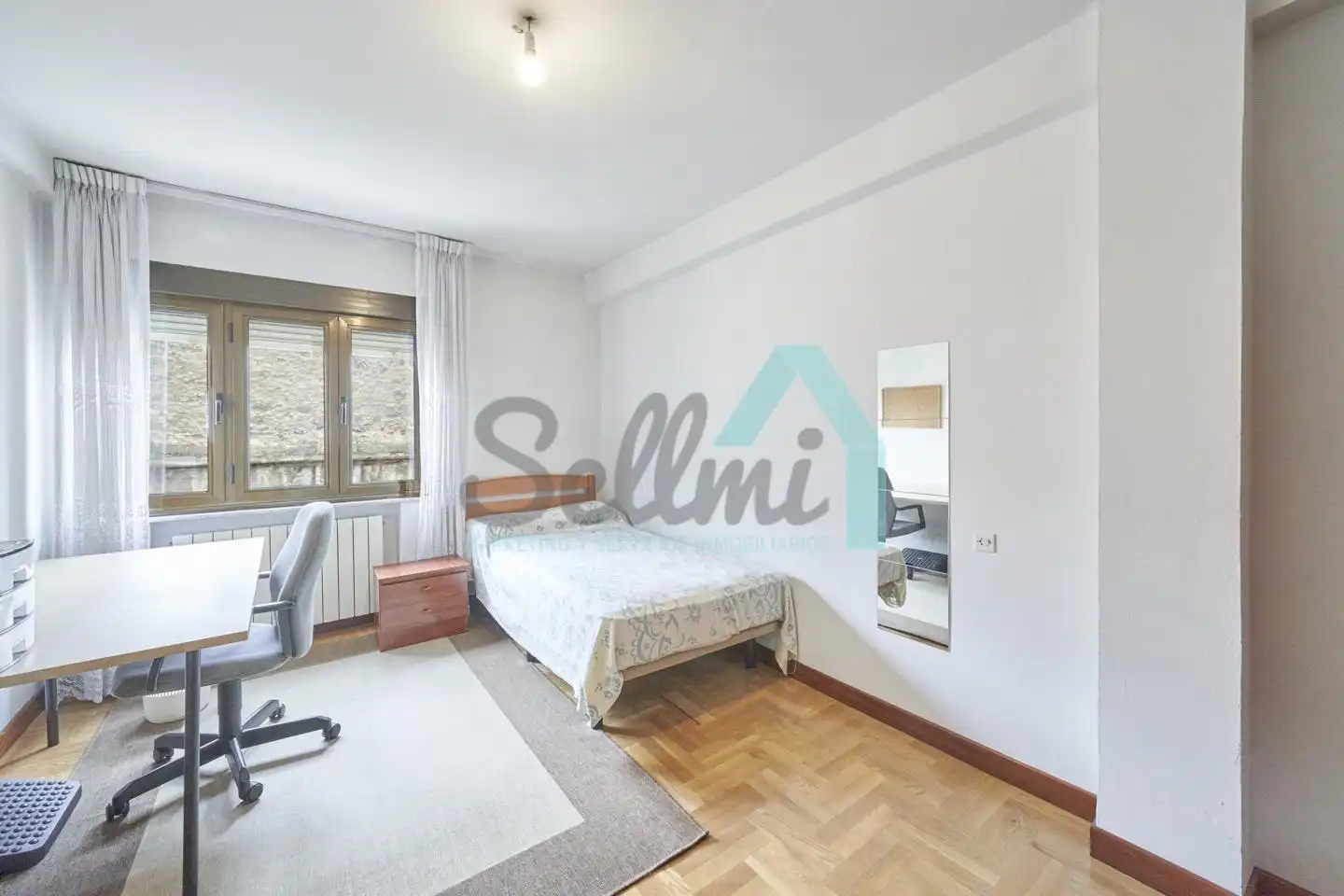 Bedroom of Flat for rent in Oviedo   with Heating, Parquet flooring and Furnished