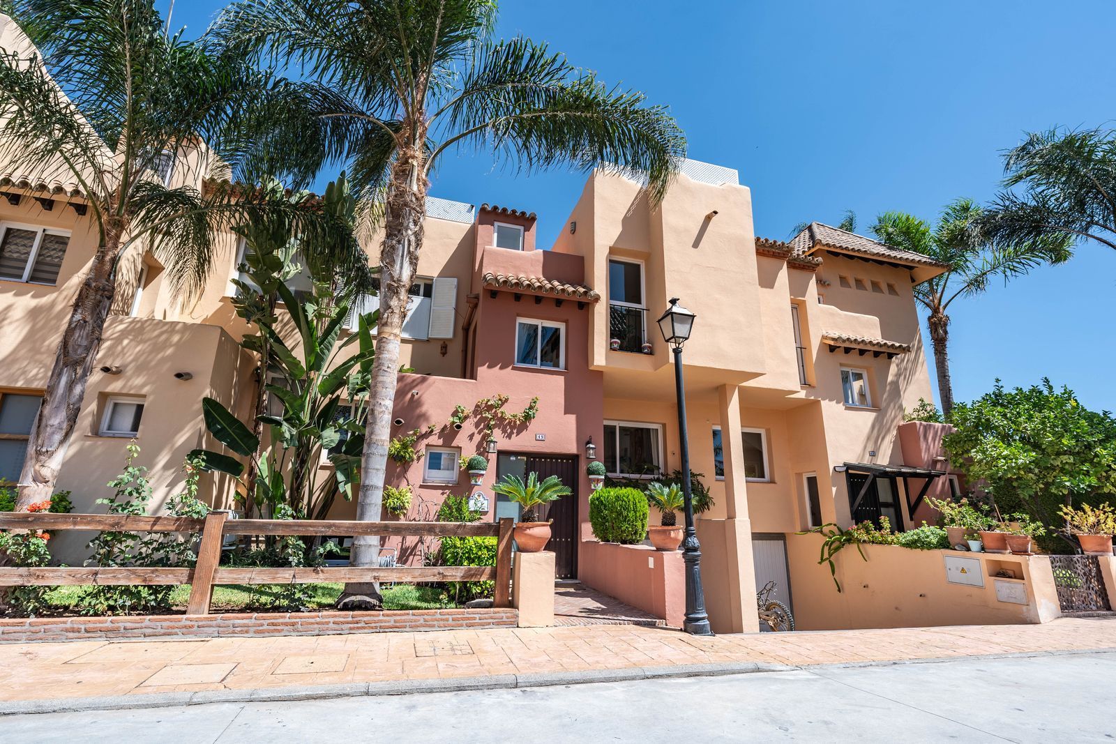 Vista exterior de Casa adosada en venta en Marbella con Aire acondicionado, Amueblado y Internet