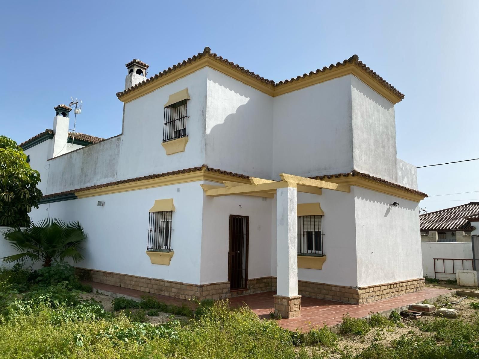 Vista exterior de Casa adosada en venda en Chiclana de la Frontera amb Calefacció i Terrassa