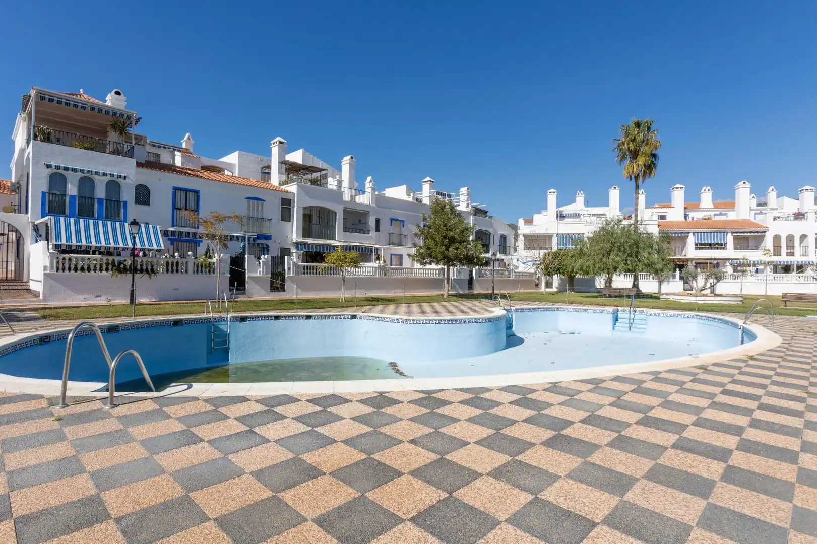 Piscina de Ático en venta en Motril con Calefacción, Terraza y Amueblado