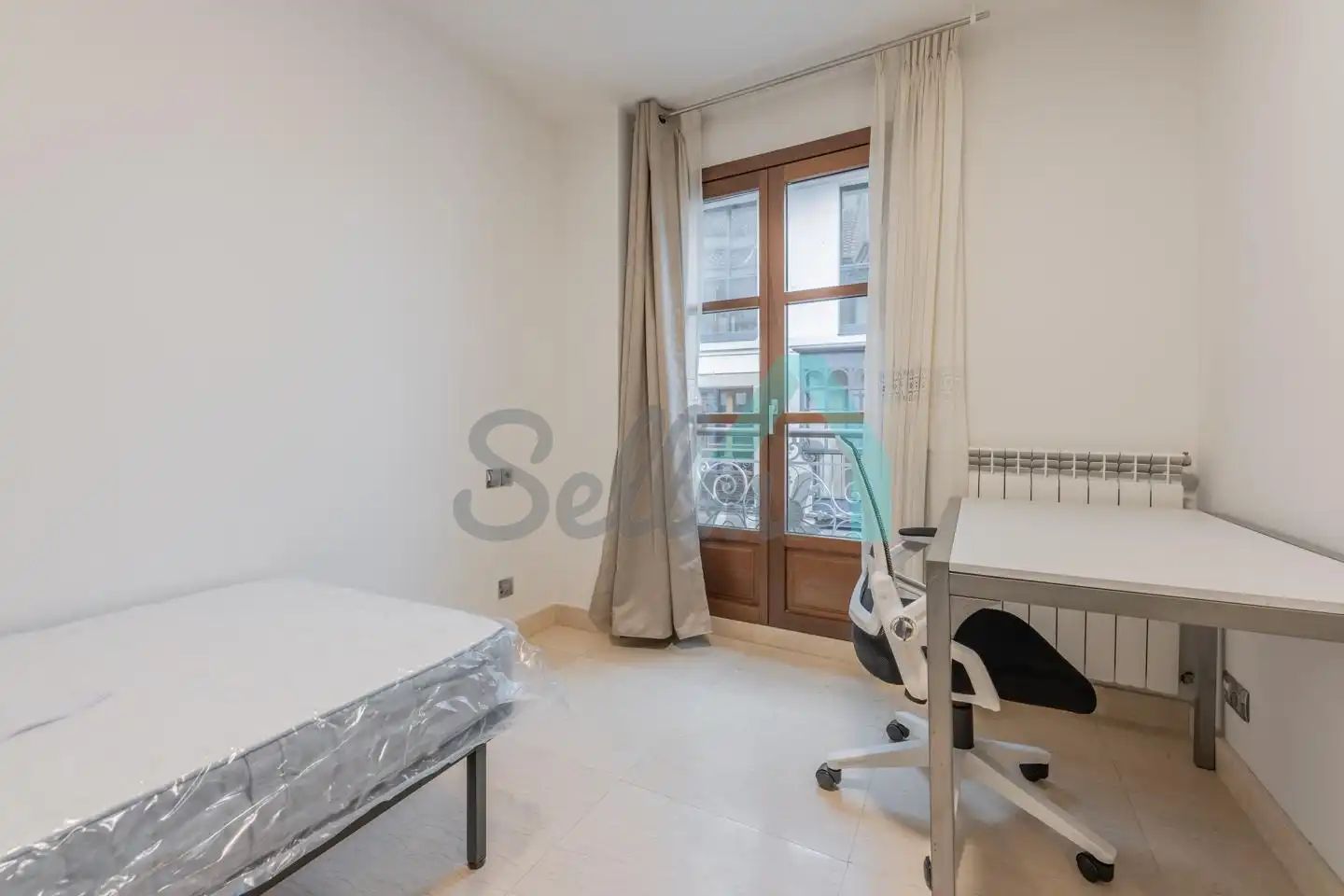 Schlafzimmer von Wohnung zur untervermieten in Oviedo  mit Heizung, Parkett und Möbliert