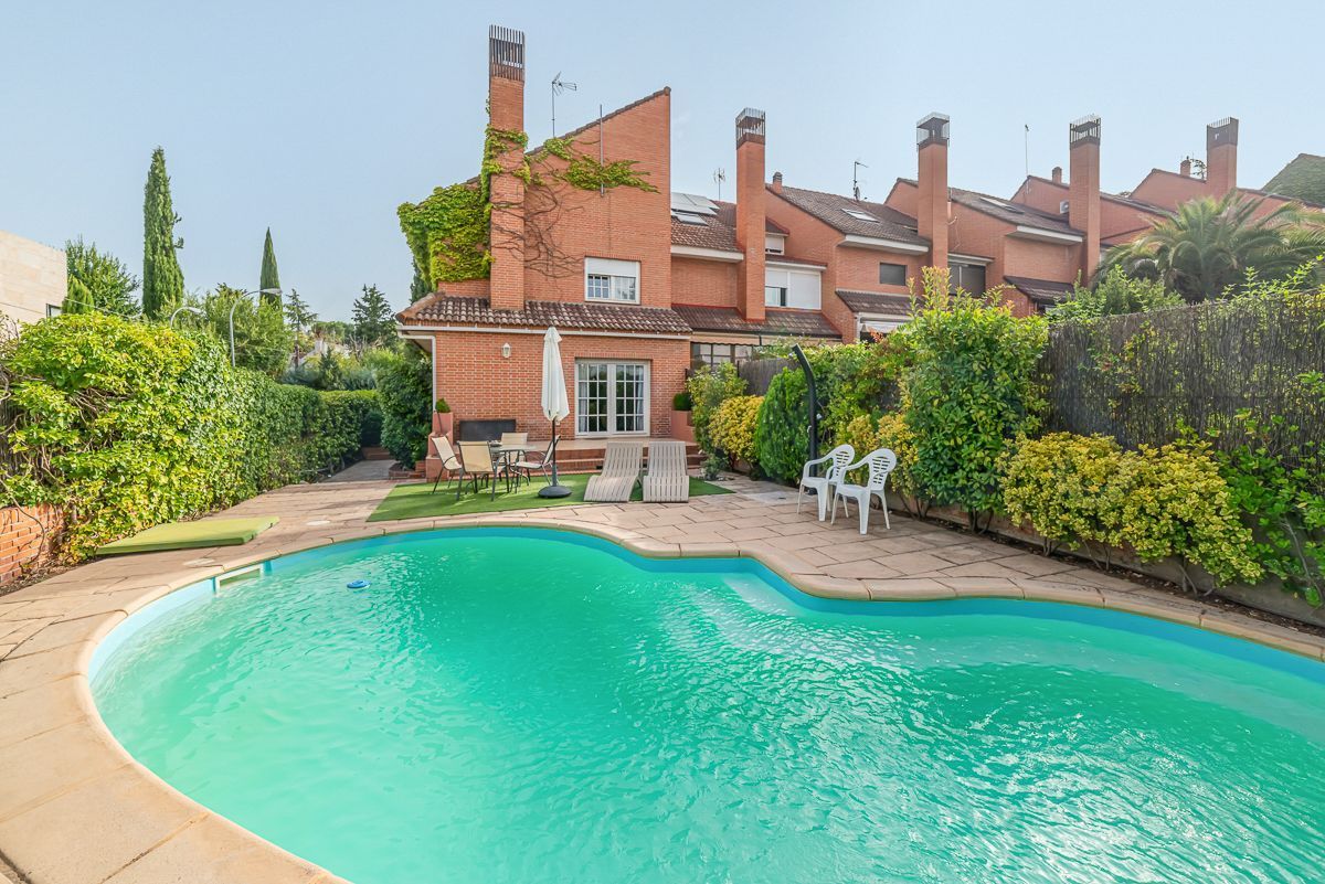Piscina de Casa o chalet en venta en Pozuelo de Alarcón con Aire acondicionado, Calefacción y Jardín privado