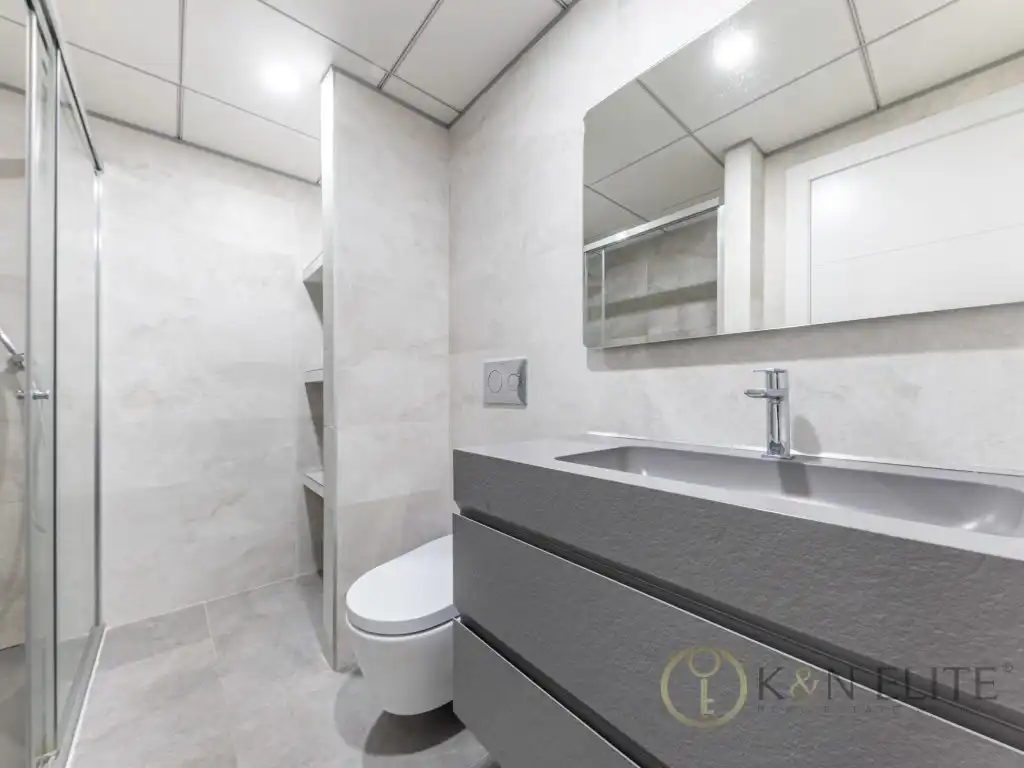 Baño de Ático de alquiler en Benidorm con Aire acondicionado, Jardín privado y Piscina