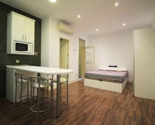 Bedroom of Study to share in  Madrid Capital  with Air Conditioner and Terrace