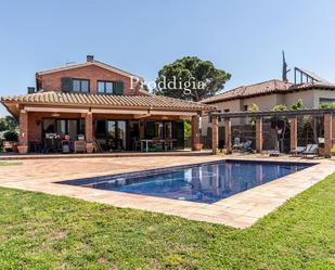 Jardí de Casa o xalet en venda en Cerdanyola del Vallès amb Traster, Piscina i Alarma