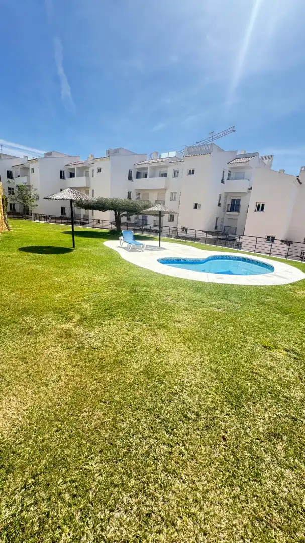 Piscina de Pis en venda en Manilva amb Aire condicionat, Jardí privat i Forn