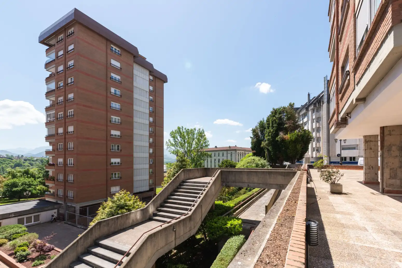 Vista exterior de Pis en venda en Oviedo  amb Calefacció, Parquet i Traster