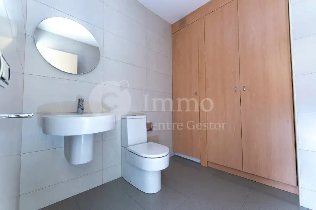 Badezimmer von Büro zur Miete in Lleida mit Klimaanlage und Heizung