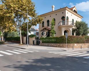 Vista exterior de Casa o xalet de lloguer en Sitges amb Aire condicionat, Terrassa i Piscina