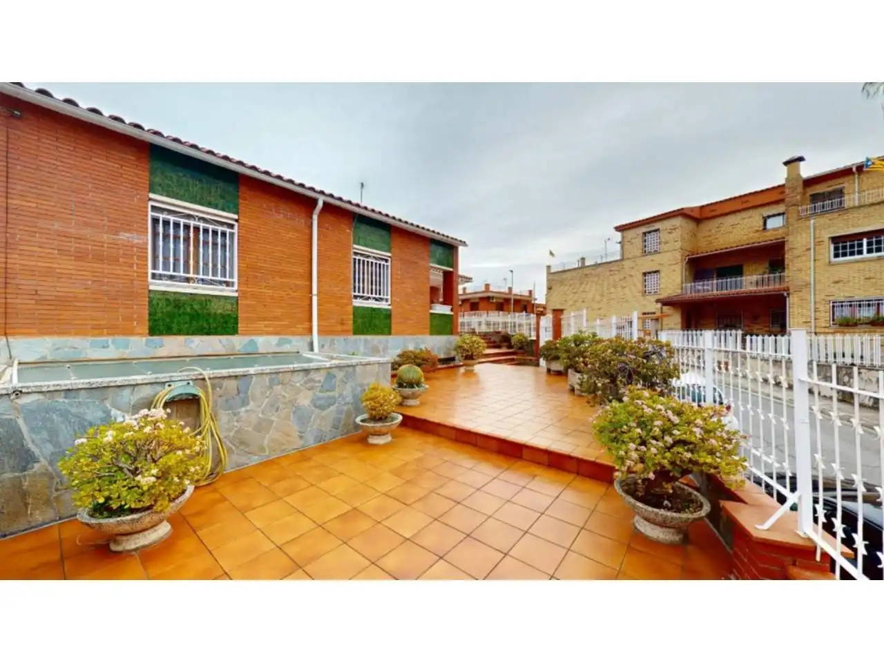 Vista exterior de Casa o xalet en venda en Viladecans amb Calefacció, Jardí privat i Terrassa