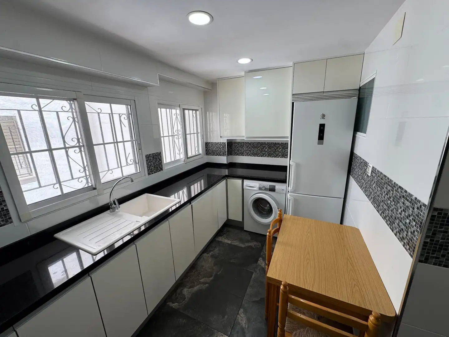 Cocina de Piso de alquiler en Benidorm con Aire acondicionado, Terraza y Amueblado