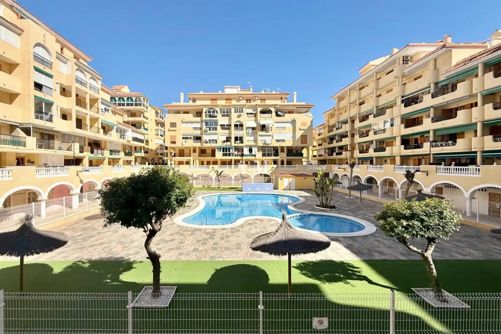 Vista exterior de Apartament de lloguer en Torrevieja amb Aire condicionat, Calefacció i Parquet