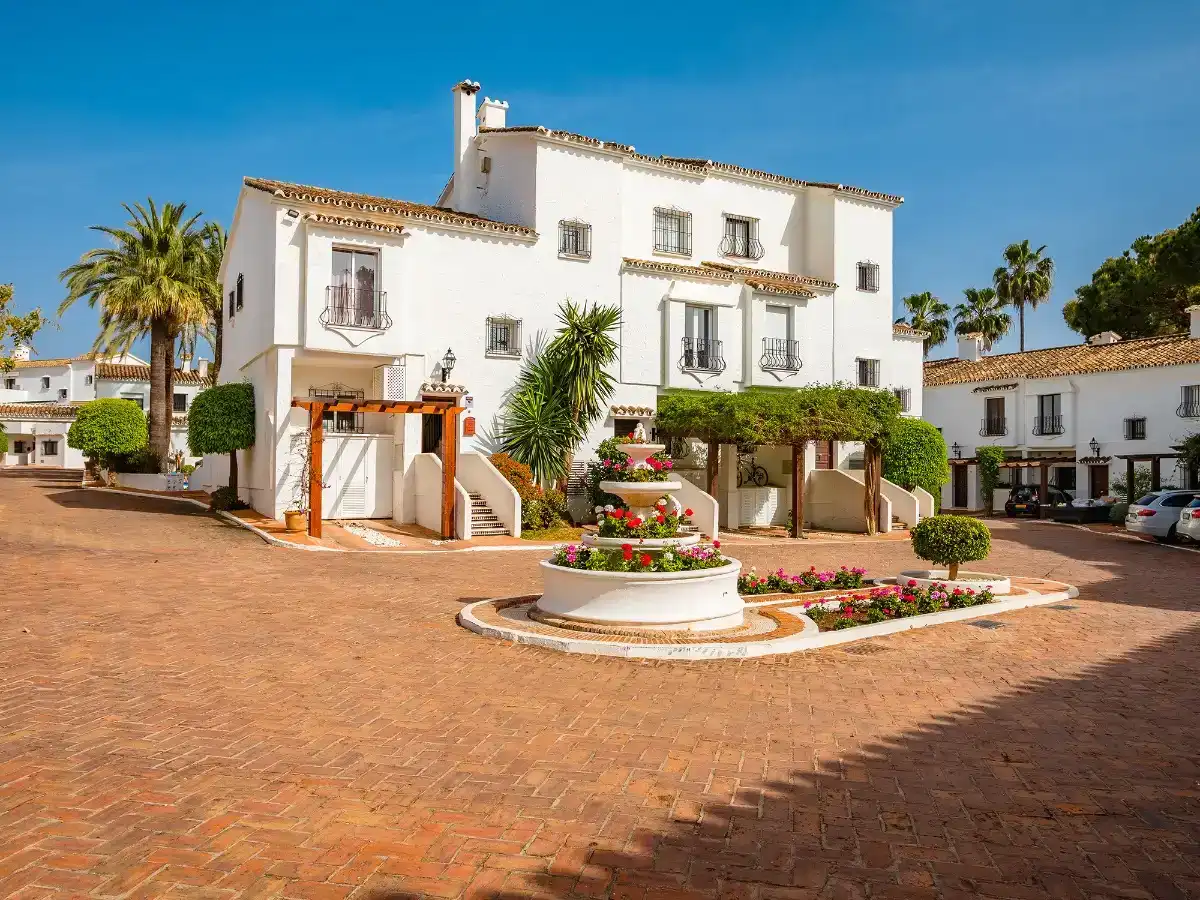 Außenansicht von Wohnung zur Miete in Marbella mit Klimaanlage, Privatgarten und Parkett