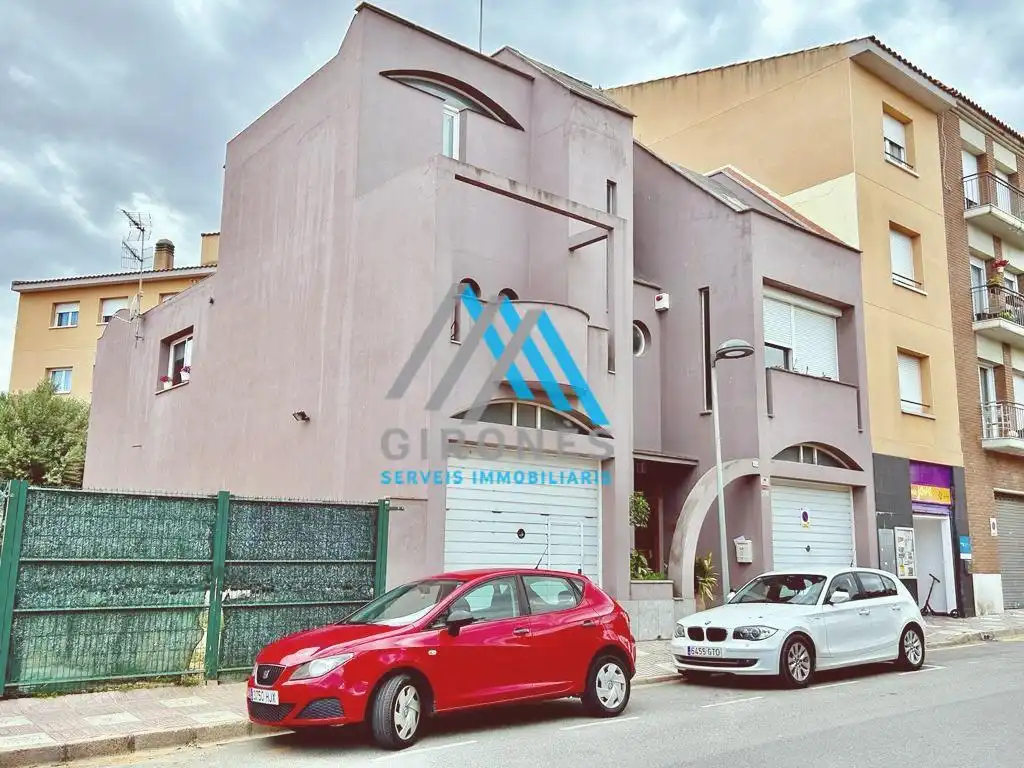 Casa aparellada amb terrassa en venda a Doctor Casals