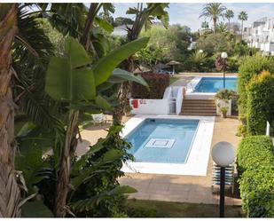 Piscina de Dúplex en venda en Sotogrande amb Aire condicionat, Jardí privat i Terrassa