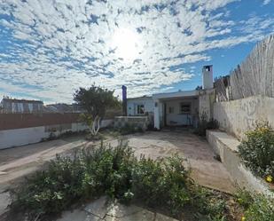 Vista exterior de Casa o xalet en venda en Vilanova i la Geltrú amb Jardí privat