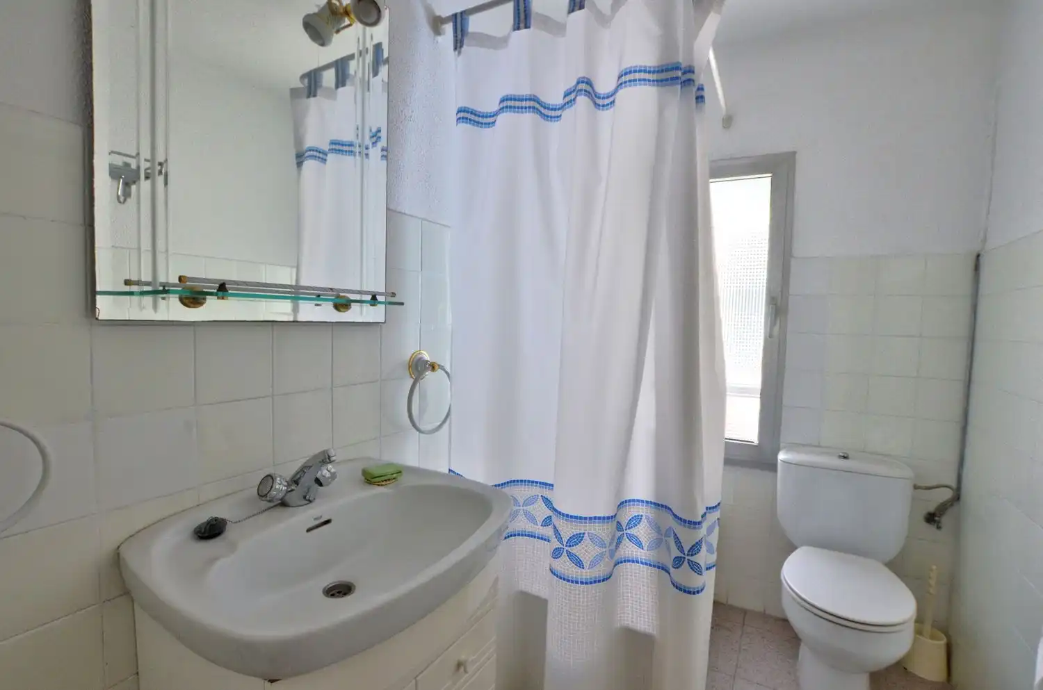 Bany de Pis en venda en Gijón  amb Piscina