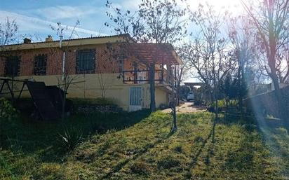 Vista exterior de Casa adosada en venda en Illana amb Calefacció, Jardí privat i Terrassa