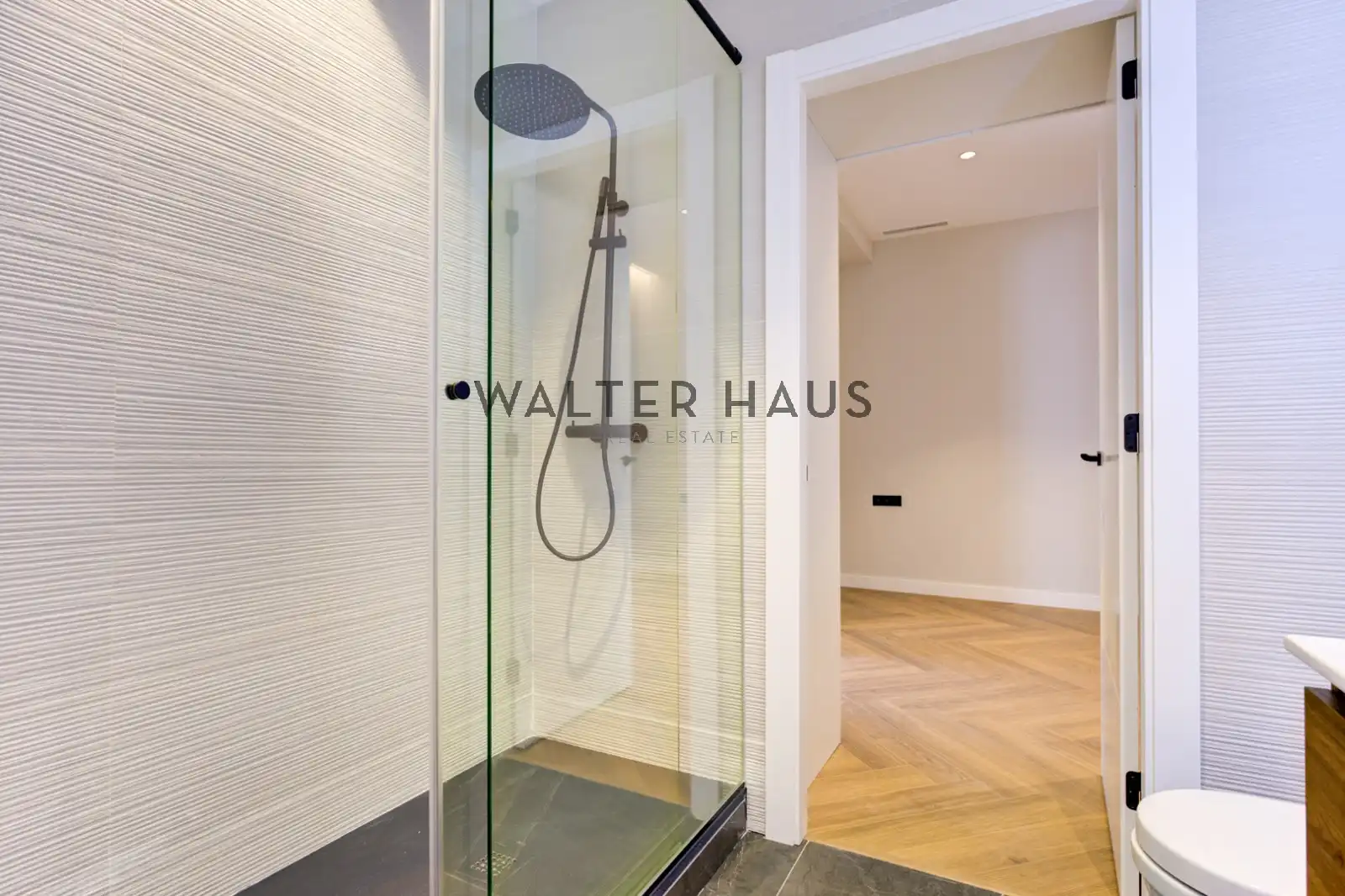 Bathroom of Flat for sale in Barcelona  with Air Conditioner, Heating and Oven
