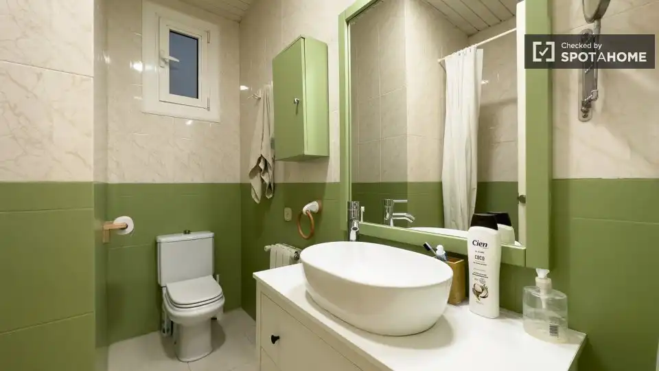 Baño de Piso para compartir en Barcelona con Aire acondicionado, Calefacción y Amueblado
