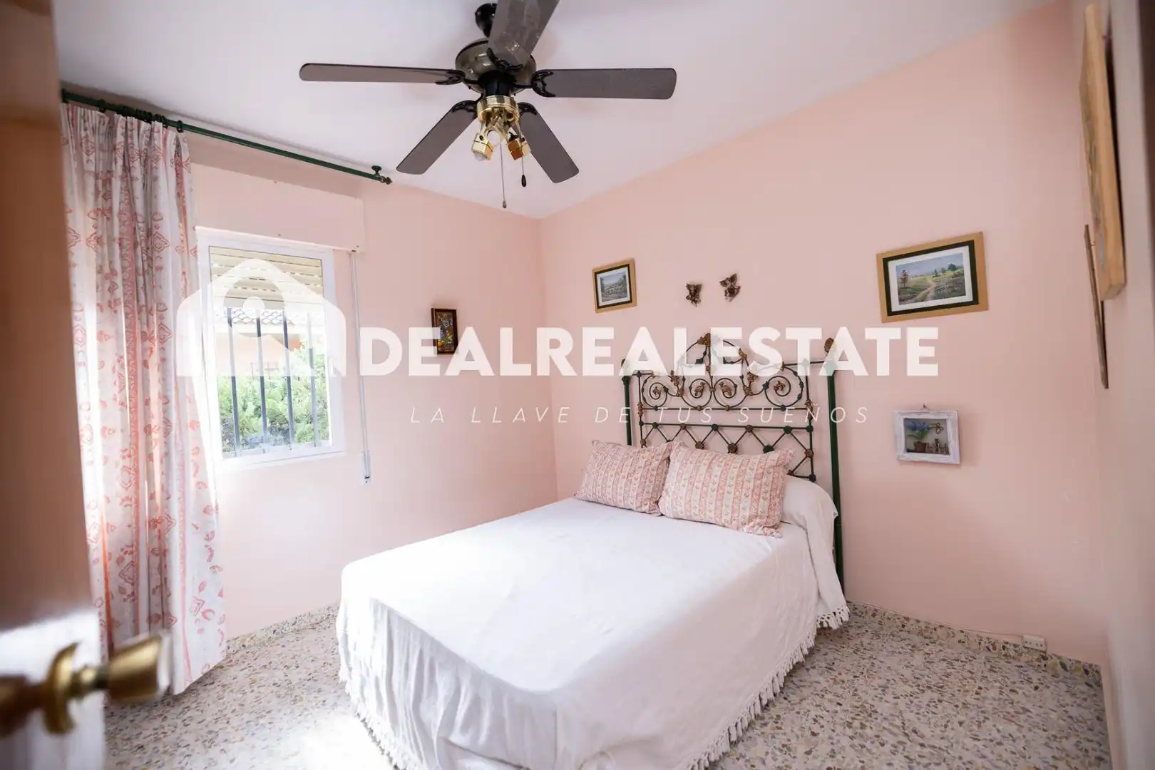 Dormitori de Casa o xalet en venda en Almonte amb Jardí privat, Terrassa i Moblat