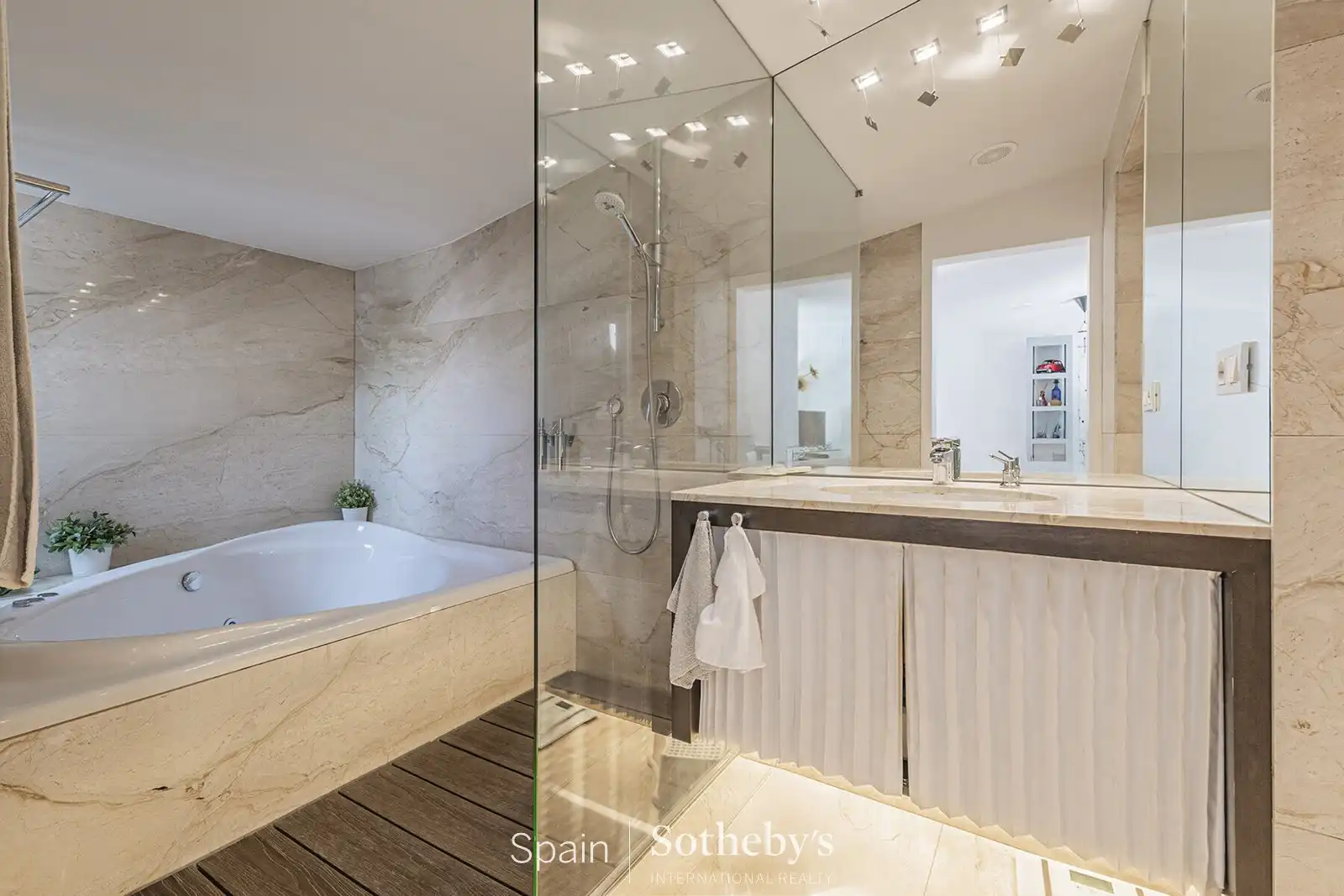 Bany de Casa o xalet en venda en Barcelona amb Aire condicionat, Jardí privat i Terrassa