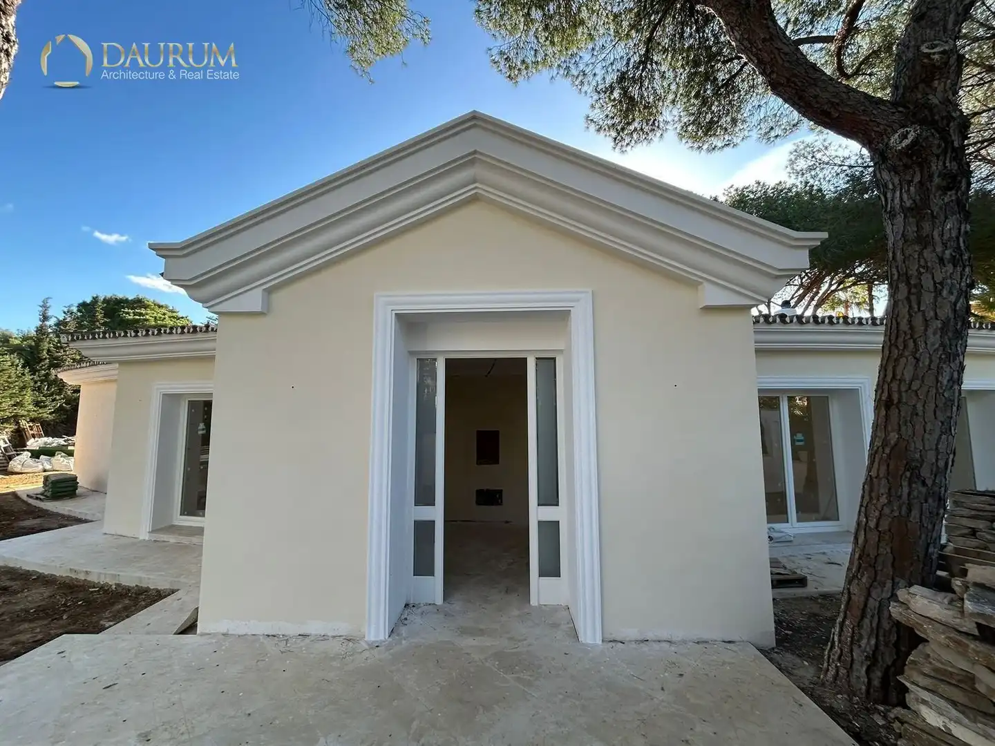 Vista exterior de Casa o xalet en venda en Marbella amb Aire condicionat i Jardí privat