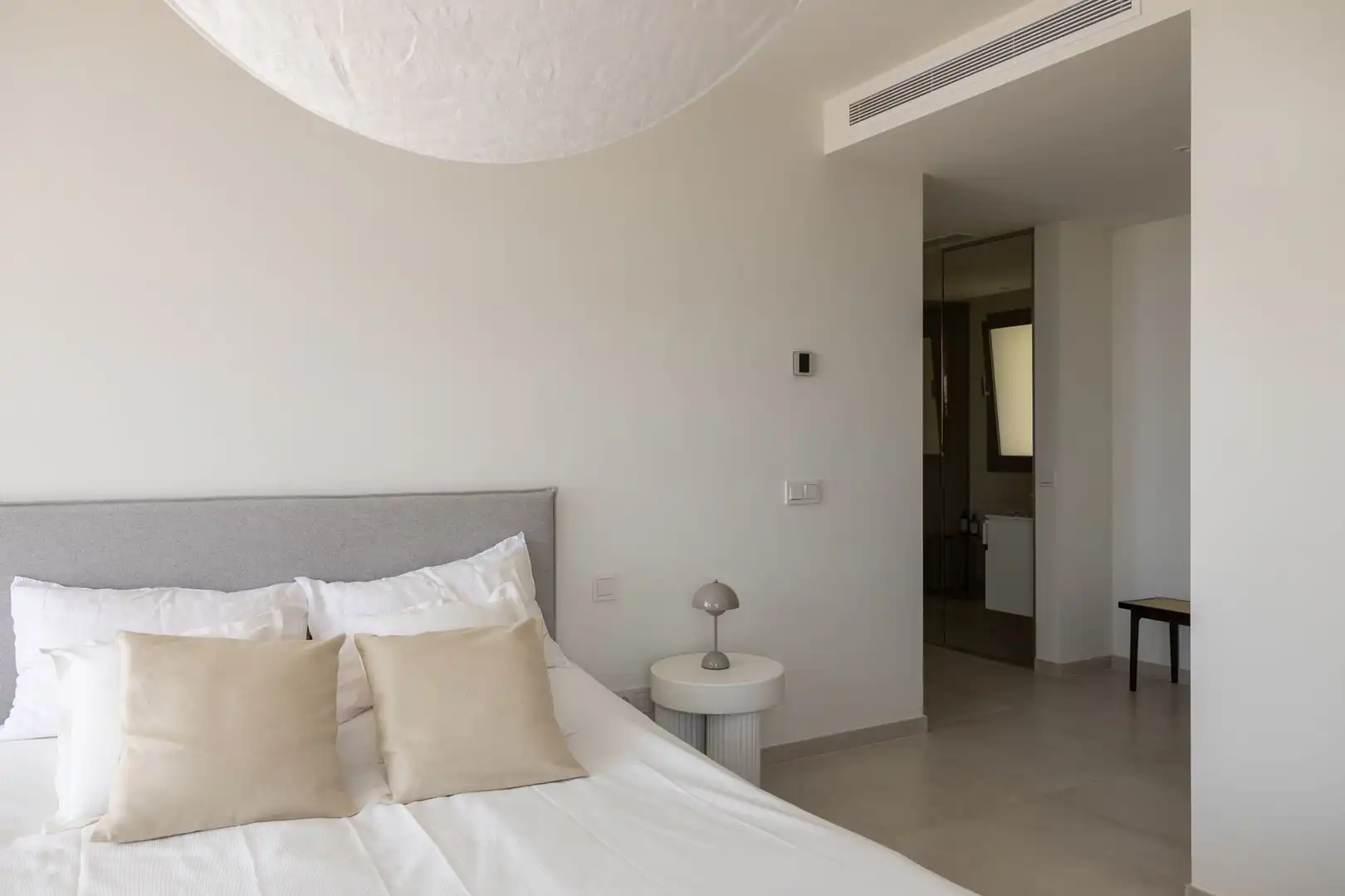 Schlafzimmer von Dachboden zum Verkauf in Marbella mit Terrasse und Balkon