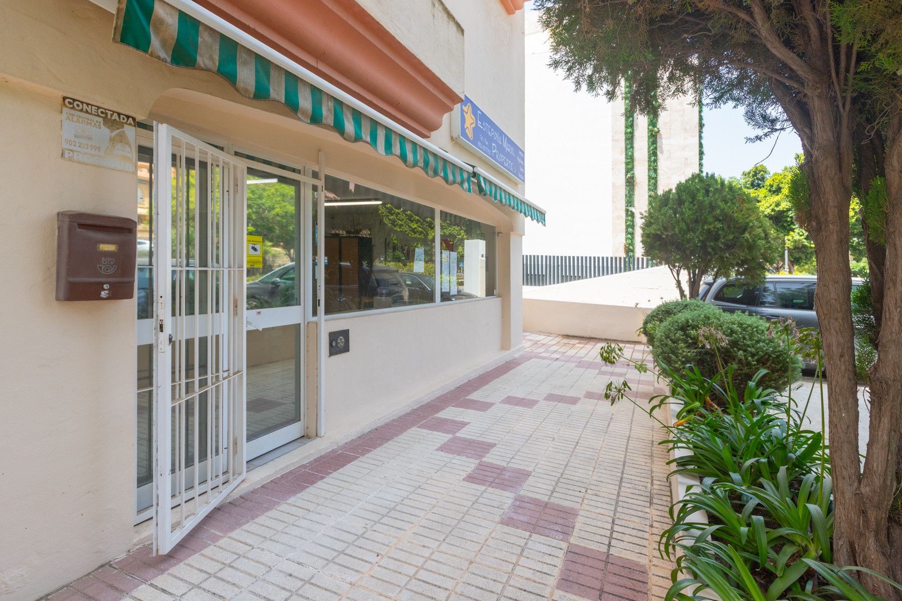 Vista exterior de Local en venda en Estepona amb Aire condicionat