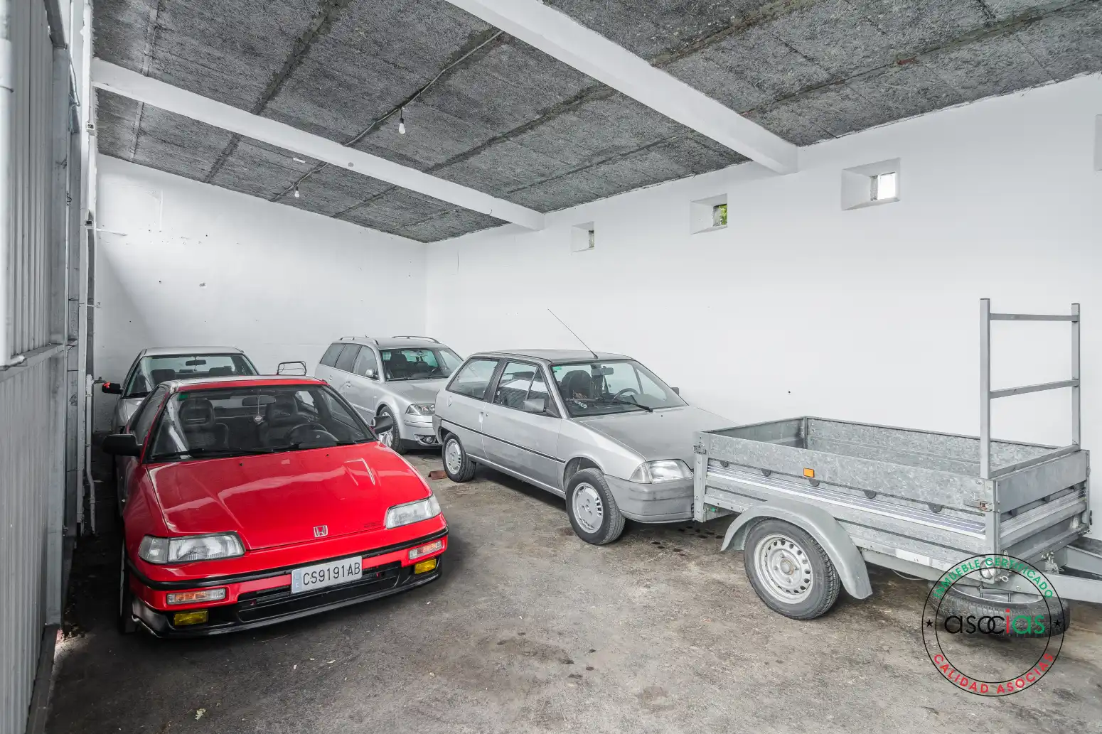 Parkplatz von Fabrikhallen zum Verkauf in Noreña